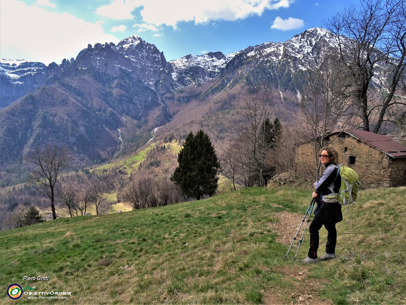 26 Radura prativa con cascina abbandonata e vista in Cornetta e Corna Grande.JPG